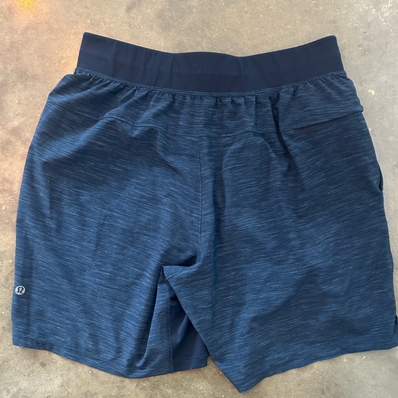 Lululemom Mens 7” short - M - Picture 2 of 4